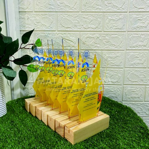 PLAKAT AKRILIK FAKULTAS PERTANIAN UNIVERSITAS GADJAH MADA