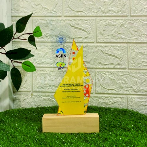 PLAKAT AKRILIK FAKULTAS PERTANIAN UNIVERSITAS GADJAH MADA